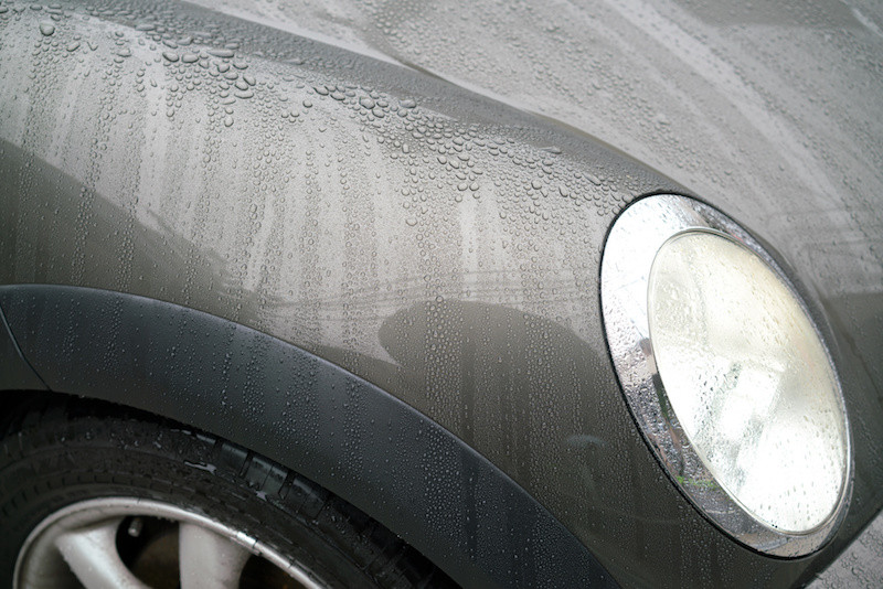 水滴がついた黒い車