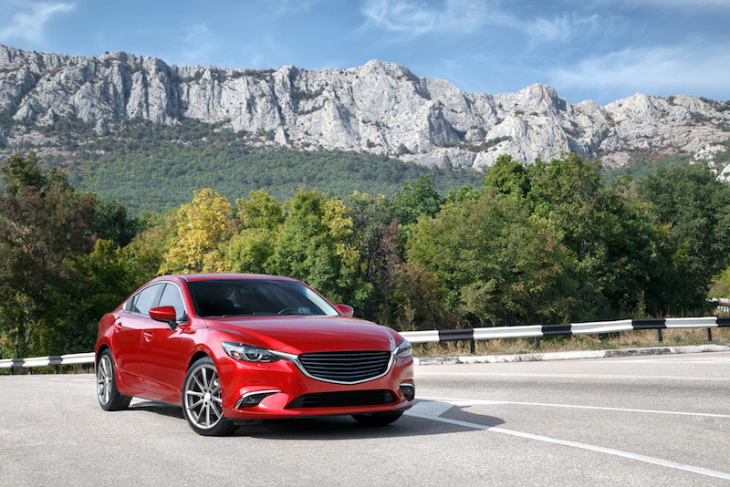 駐車場に止まっている赤い車