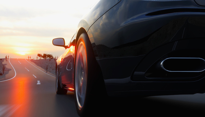 夕日に向かって走る車